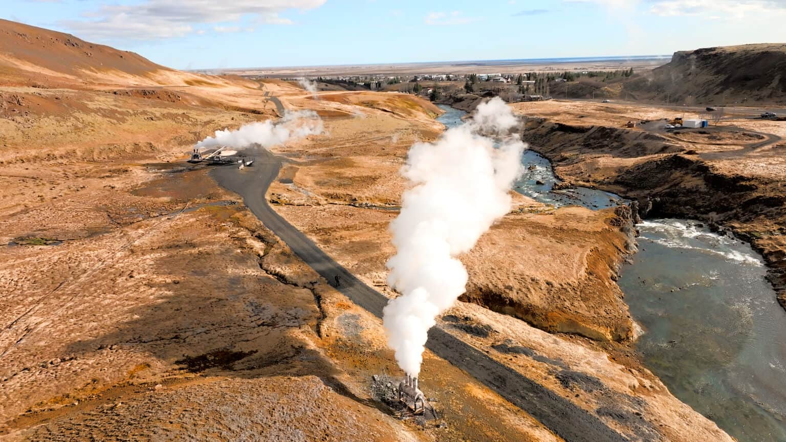 Vue aÃƒÂ©rienne d'une centrale gÃƒÂ©othermique utilisÃƒÂ©e pour fournir une ÃƒÂ©nergie renouvelable et durable aux fermes de minage. L'infrastructure met en avant un hÃƒÂ©bergement mining respectueux de l'environnement grÃƒÂ¢ce ÃƒÂ  l'utilisation d'ÃƒÂ©nergie verte.