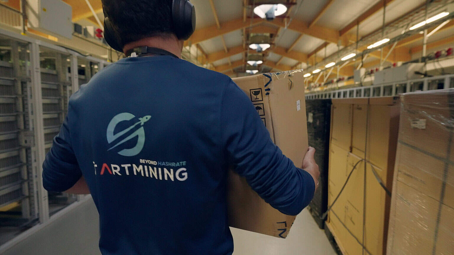 EmployÃƒÂ© de StartMining travaillant dans une ferme de minage en Islande en juillet 2022, consolidant les infrastructures pour accueillir du matÃƒÂ©riel dÃƒÂ©diÃƒÂ© au token START et renforcer le leadership dans le mining.