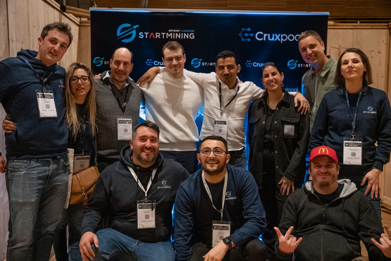 Ãƒâ€°quipe StartMining et partenaires de Cruxpool cÃƒÂ©lÃƒÂ©brant le lancement officiel du projet WEB3 START en mars 2023 lors de lÃ¢â‚¬â„¢ÃƒÂ©vÃƒÂ©nement Virtuality, marquant le succÃƒÂ¨s du token START sold out.