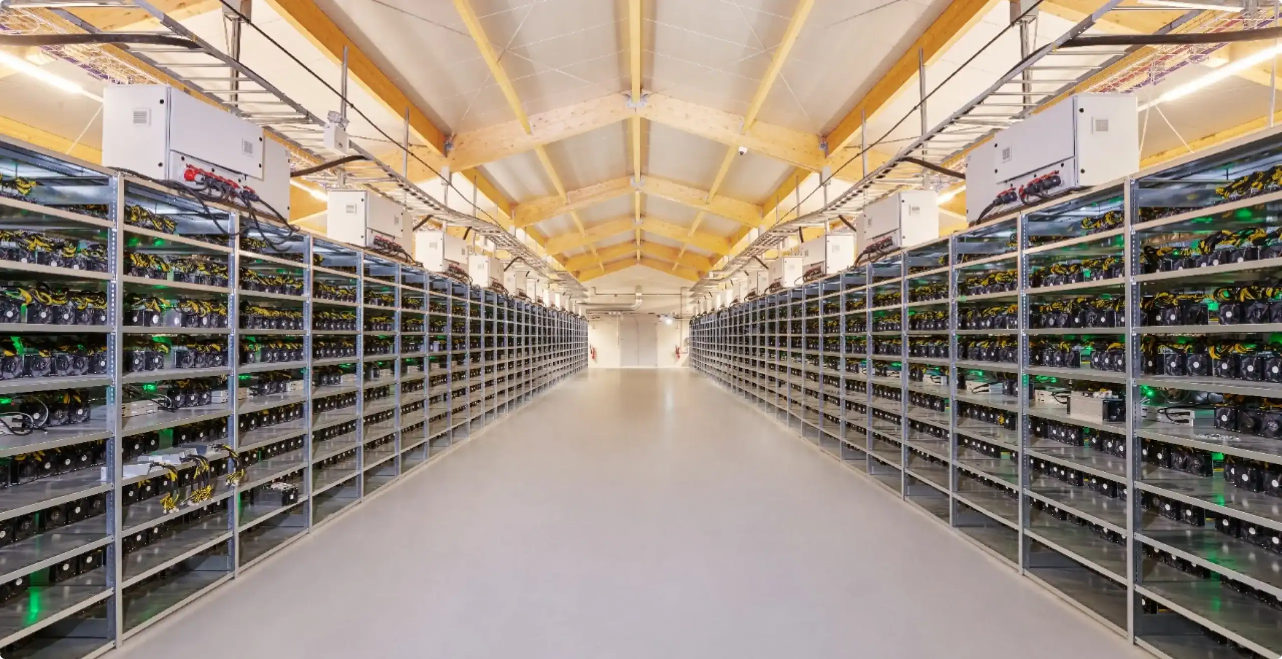 racks de machines asic dans une ferme de minage illustrant le hosting mining et l’économie d’échelle
