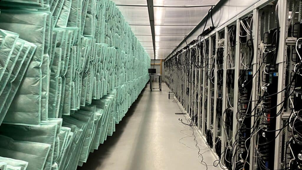 système de refroidissement free cooling dans une ferme de minage avec machines asic pour hosting mining
